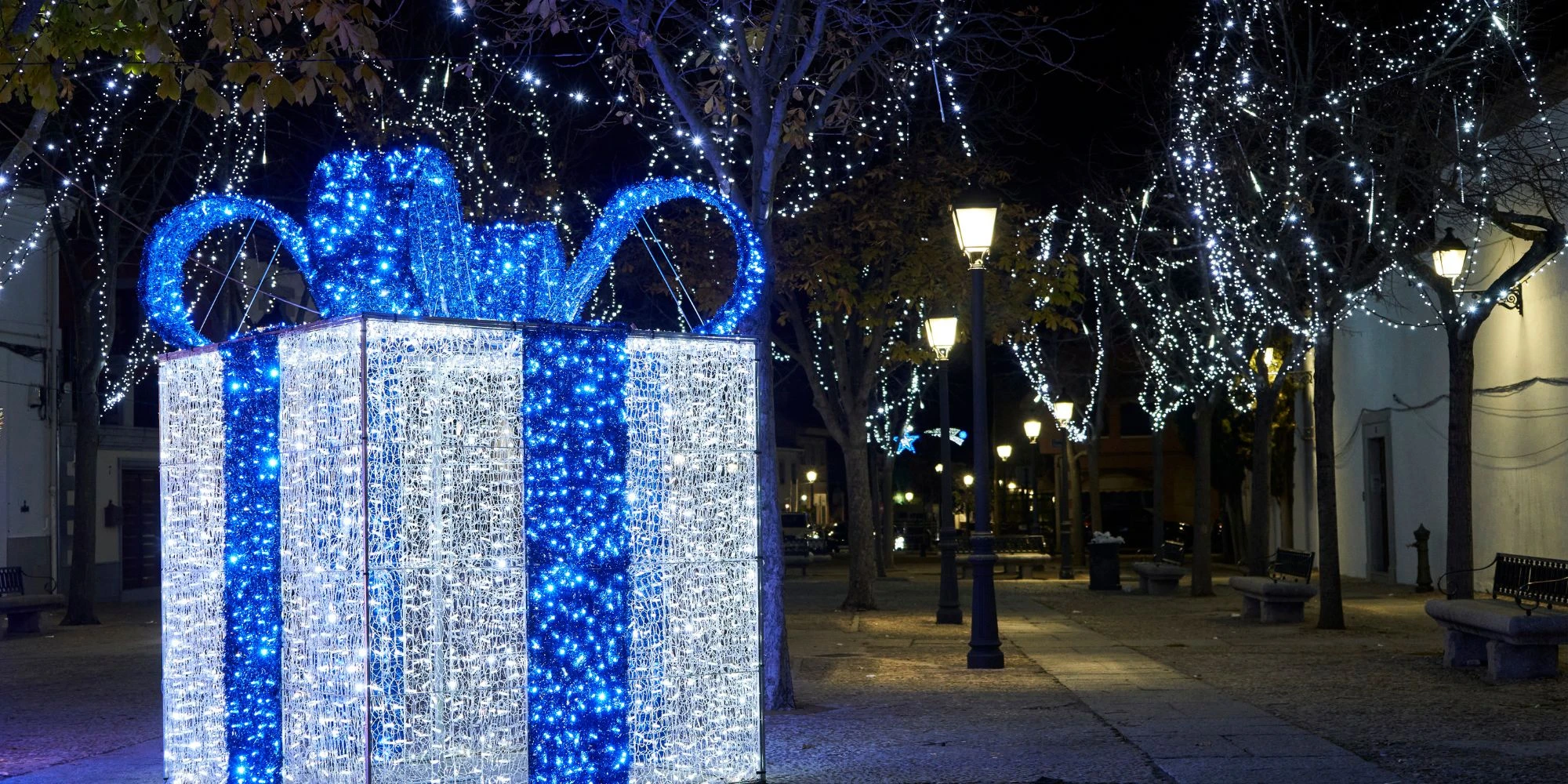 Illuminations de Noël professionnelles rue commune cadeaux lumineux
