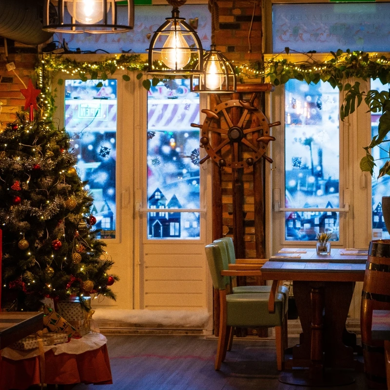Décoration de Noël restaurant ambiance chaleureuse